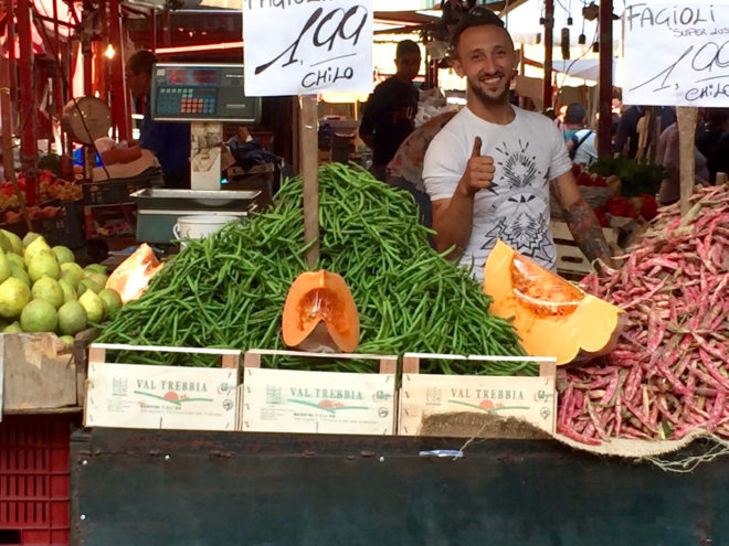 And the beans - fagolini (green beans) and fagoli borlotti (on the right). The vendor was cool also!