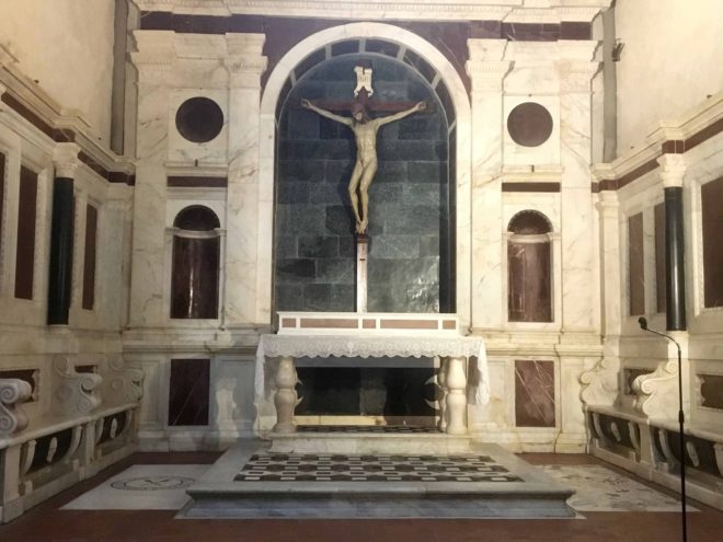 The Gondi chapel to the left of the main altar contains a wooden Crucifix by Brunelleschi from 1410-15 which he completed in competition with his friend Donatello.